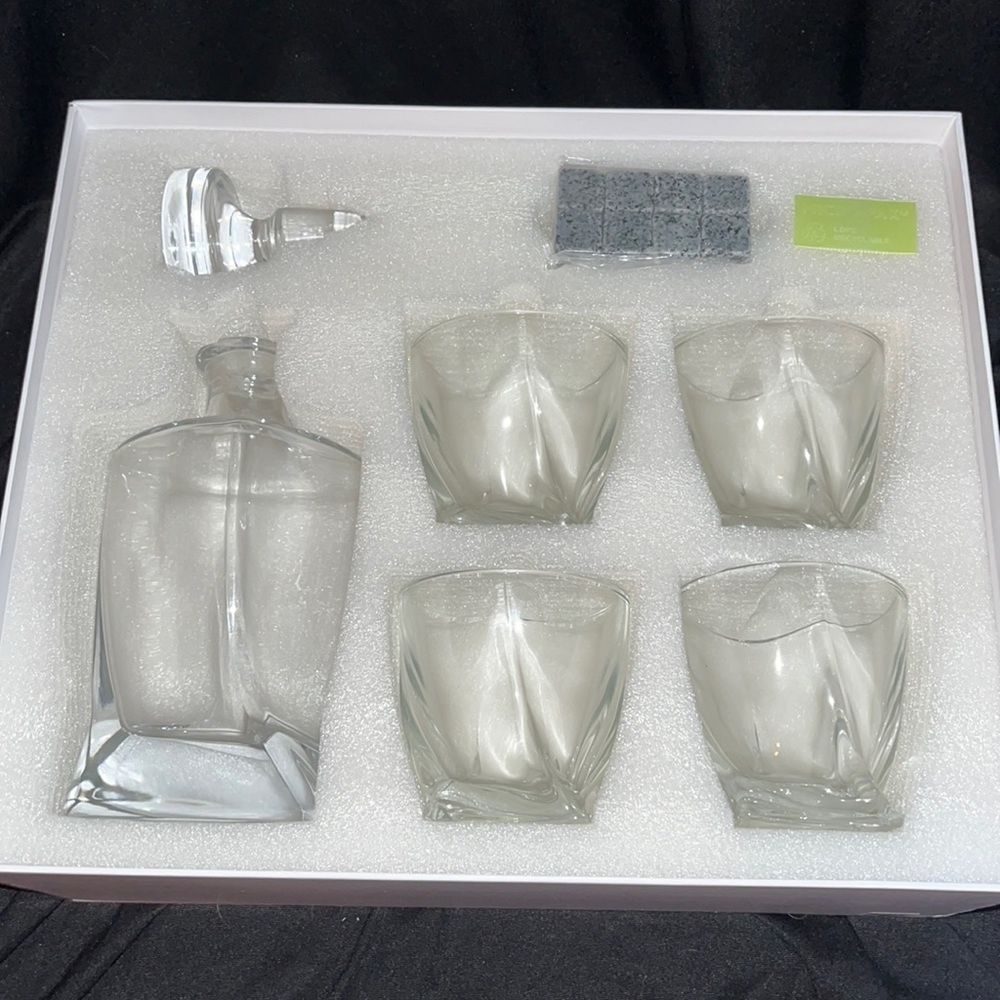 *NEW* Decanter Set - Picture 3 of 8